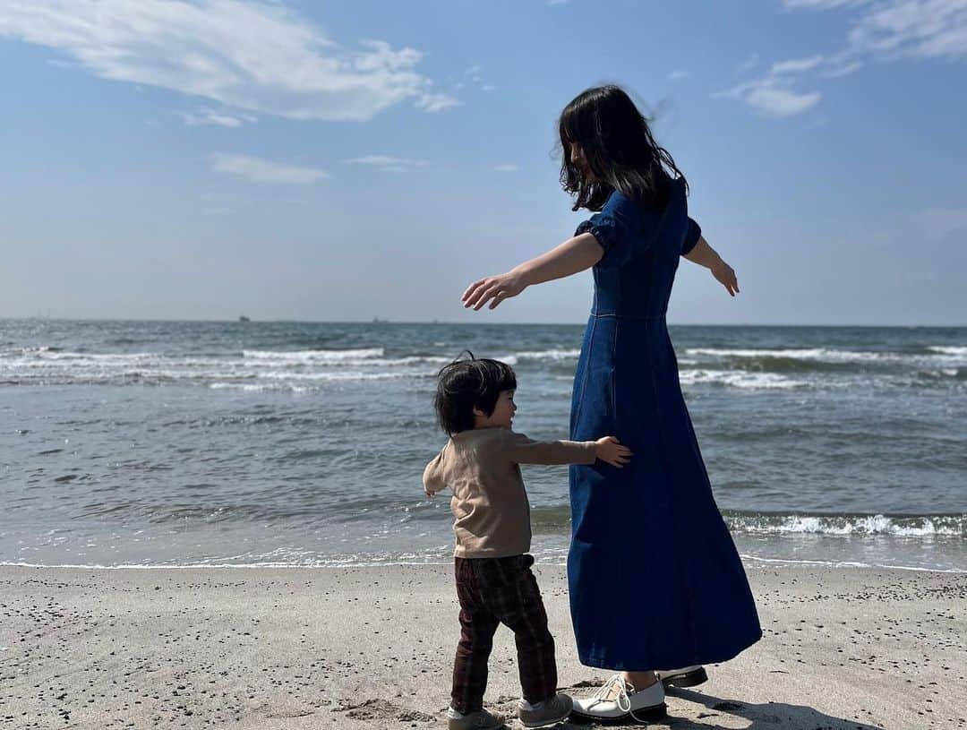 小森真理子のインスタグラム：「3歳半ばを目前にしてめちゃくちゃ暴れん坊期に入った息子氏。テレビを破壊されたりご飯の入った皿を投げられたりスーパーの床で匍匐前進したり...こんなのまだ序の口で毎日毎分毎秒レベルで予想の斜め上のことが起き...白目を剥きつつ、大脳辺縁系がグングン成長してるんだよなぁ...と色々を飲み込み息子氏と楽しく過ごせる方法を模索する毎日です。  しかしね、うえーんしんどいよーって泣いちゃう日もあるんですけどね...。 (これは息子氏惚気なのですが)悪魔モードじゃ無い時は「ママは何処行きたい？僕がどこでも手を繋いで連れてってやるからな。ママはプリンセス。かわいいね。」「僕がいるから安心して、あいしてるよ」と抱きしめながら言ってくれるので全部吹き飛んじゃったり、また凹んだりのジェットコースターで大忙しです🎢  上手いことガス抜きしつつ今の時期を越したいなぁと思っています。 先輩ママたちのお話聞きたいですよろしくおねがいします... そう。ママ友ほぼ居ないんですよ。(安定のボッチは健在) 欲しいですママ友。 あと息抜きに普通に友達とも遊びに行きたいですよろしくお願いします。 何言いたいか分からなくなって来ましたが... 最後に息子氏へのメッセージ💌  私のいまの毎日にも夢の中にもいつも君は隣にいてくれます。君のおかげで怖いものが少なくなりました。まだまだ修行中の身ですが強くなれた気がしています。ありがとうね。 暴れん坊な君と毎日バトルが繰り広げられていますがそんな瞬間でもいつでも大好きです。きっとこんな毎日君はすぐ忘れるだろうけど私はずっと覚えてる大事な思い出になるんだと思います。素敵な贈り物をありがとう。 ただ椅子を駆使して勝手に冷蔵庫の卵を狙うのやテレビの画面を笛で殴るのは即刻やめてくださいよろしくお願いします。」