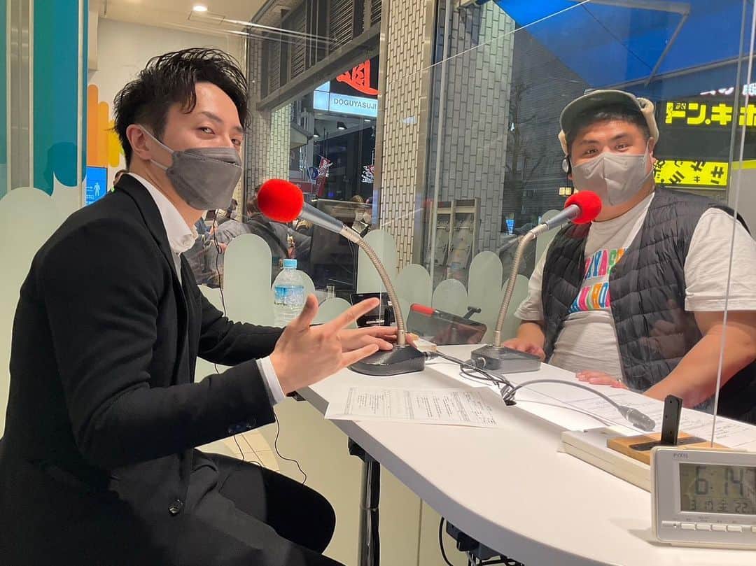 池田真一のインスタグラム：「サウナラジオ！ 大阪サウナでっせ！ 3回目の放送が終わりました！ 文さんの手を見てもらったらわかる通り 文さんラジオに慣れてきてます😄 今日もめちゃくちゃ楽しかったです！ 来週もよろしくお願いします！」