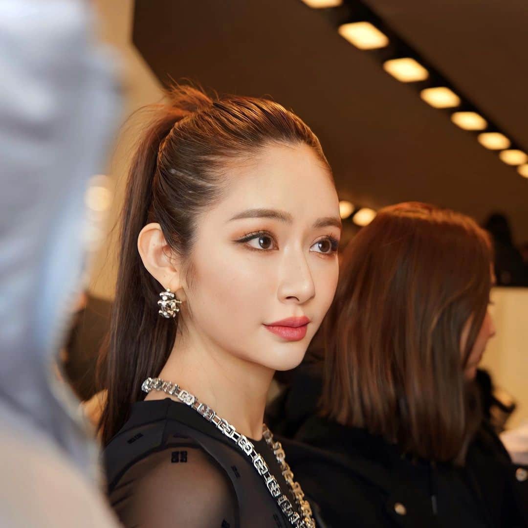 Reikaのインスタグラム：「@givenchy   アクセサリーも全てジバンシーです✨  いつ写真撮られてるか分からないです😂📸 最後の写真眩しすぎて少し眉間に皺寄ってるね  そして日本に帰国後、この時が信じられないほどメイクは薄めです😂  #parisfashionweek2023 #givenchy #ジバンシー」