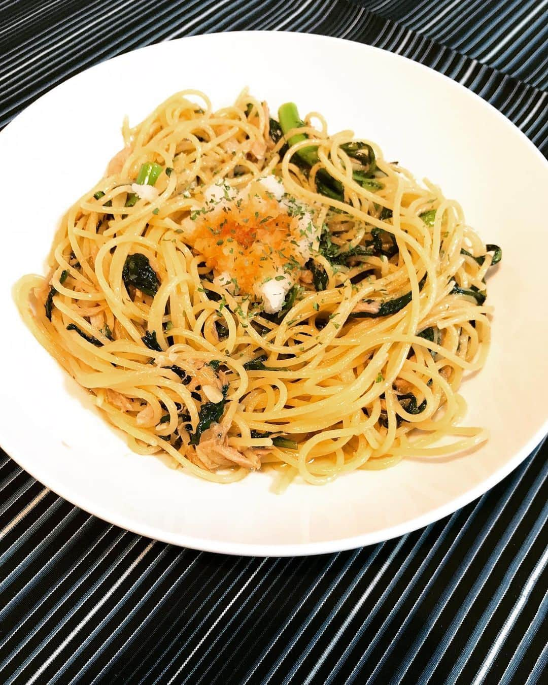 山本寛のインスタグラム：「菊菜のパスタ大根おろし添え ＃パスタ＃スパゲティ＃料理＃男の料理」