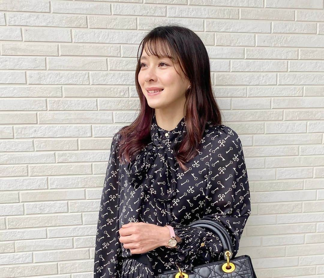 大田理裟のインスタグラム：「春らしくて可愛いcoachの腕時計を頂きました⌚️💕 小ぶりな時計なのでつけていても邪魔にならず、 使い勝手もいいのでお気に入り☺️☺️！ ⁡ 購入はこちら @hms_watchstore から✨ 色違いにホワイトもあります🤍 ⁡ @coach @hms_watchstore  #コーチ #coach #hms #QOL #腕時計 #コーデ #pr #coachwatch」