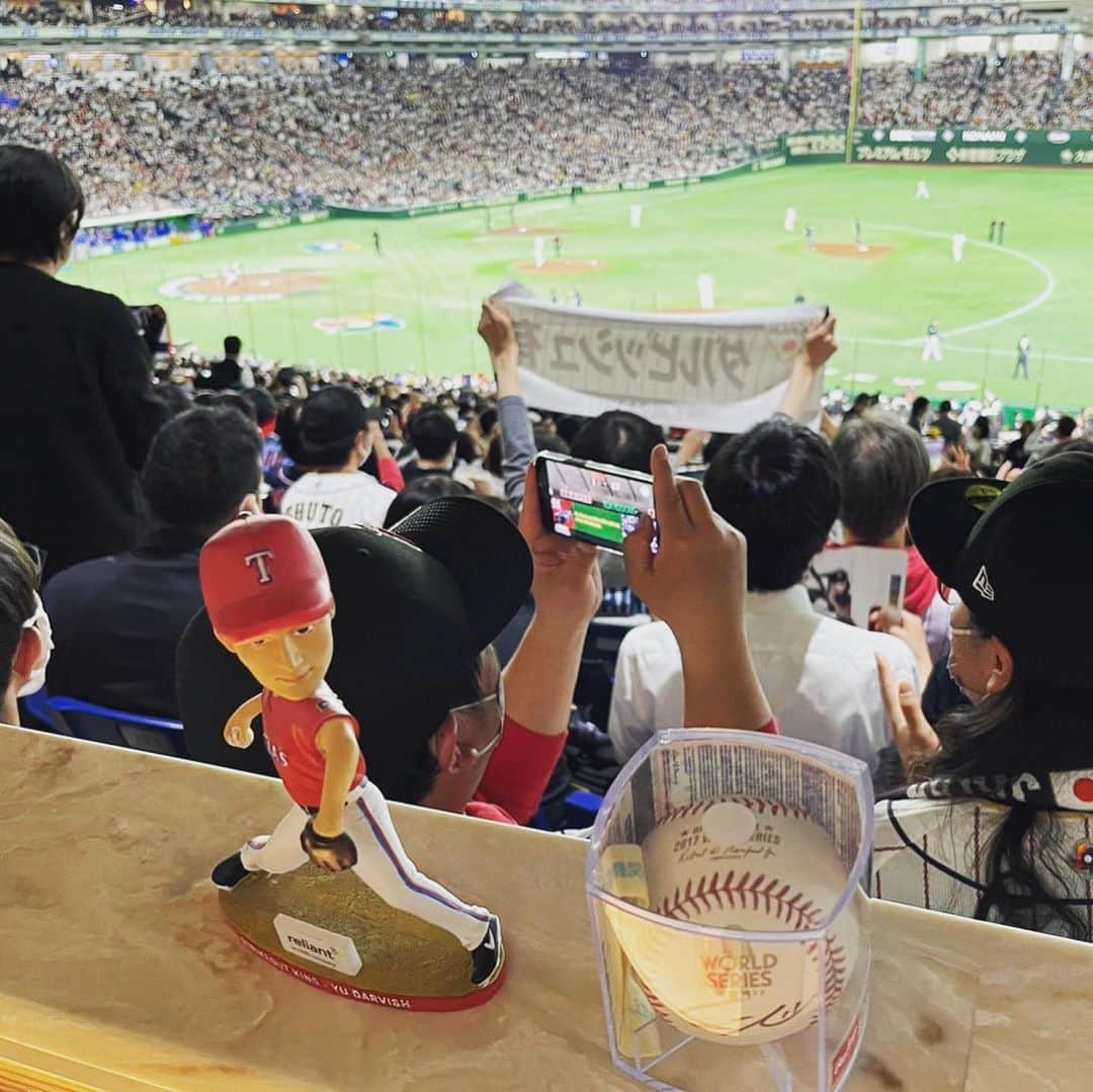 羽根田卓也のインスタグラム：「昨日はスポーツ界の先輩方とWBC日本代表の応援に東京ドームへ！  イタリアに快勝して、21日(火)アメリカで行われる準決勝へ進出です👏 超満員の会場で、スポーツの熱狂させる力を改めて感じました。 そしてダルビッシュさんのピッチングを日本で観れた幸せ…  ここからが本番！絶対優勝！！🏆🥇」