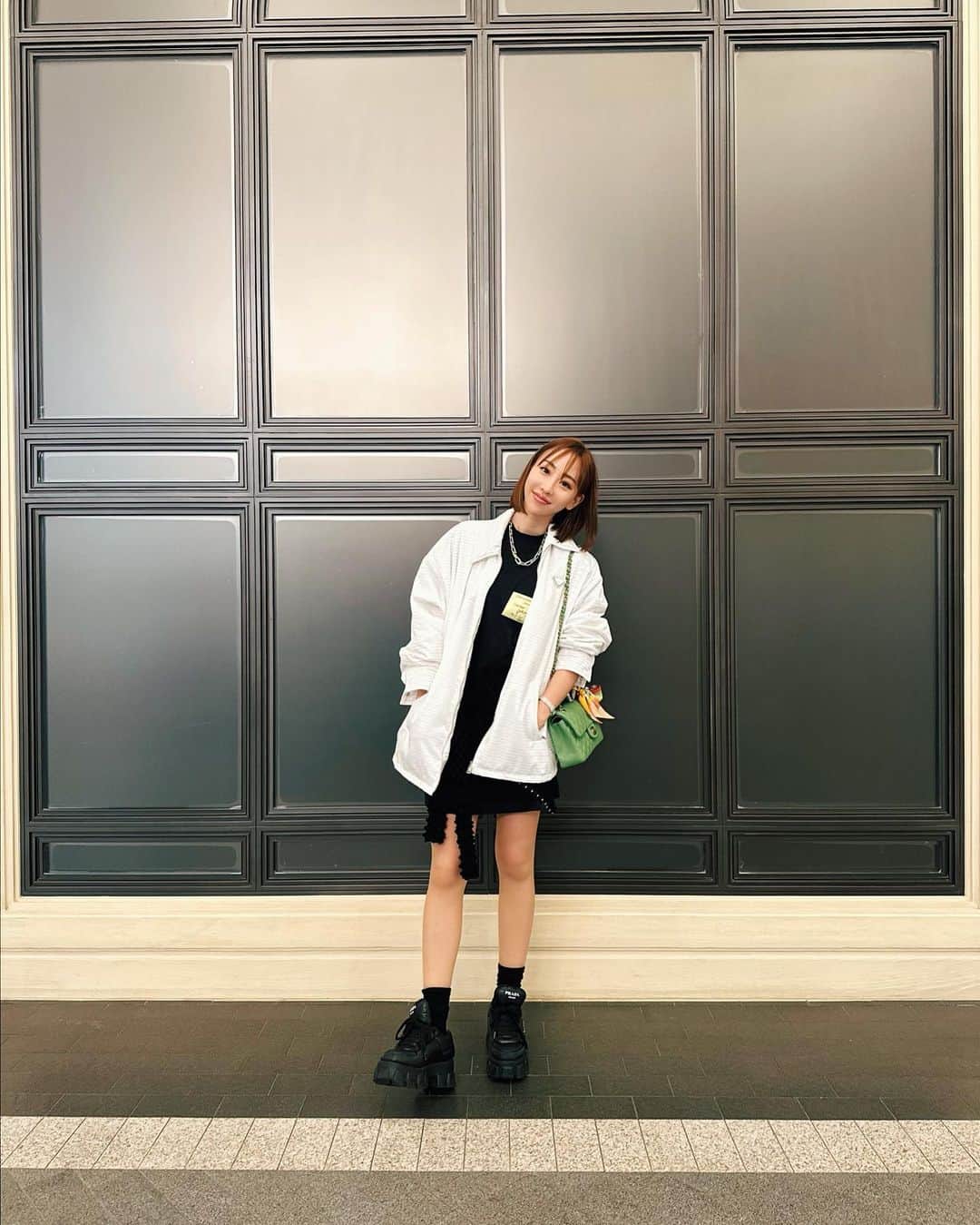 秋倉諒子のインスタグラム：「バッグと靴は同じで 香港・マカオでのコーデまとめてみた🤭🇭🇰🇲🇴 #着回しコーデ   香港・マカオは暖かくて夜も外でも気温が最高だった！ でもショッピングモールとか建物の中は 冷房で冷えちゃうからニットとか上から羽織れる服は必須‼︎🥶  ショッピングは日本よりお安く買えるものもあって、 品揃えもよかった！特にCHANEL🌼🥹 日本では手に入らないバッグとかも結構あったよー！  久しぶりに日本とは違う景色に感動しました🥹✨ ご飯も美味しいし、 マカオは絢爛豪華な場所が多くて楽しかったな🎶  沢山彼のご両親ともお話出来て、仲良くしてもらって 豪華で本当に楽しい旅行になりました😍❤️ 幸せでした‼︎✨ マスクも着けていない人がほとんどで久しぶりの感覚で、 日本も早くそんな生活が戻ってこないかな〜なんて🤭💭  最後はラスベガスのような マカオでの噴水の動画をどうぞ😂⛲️ またタイタニック風な動画もあげちゃおかな笑笑  #マカオ#香港#香港旅行#マカオ旅行#macau#hongkong」