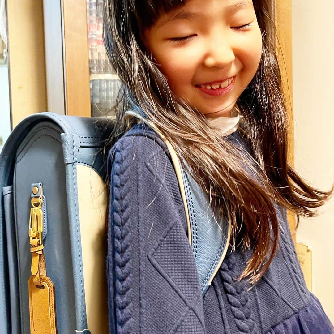 のインスタグラム：「1ヶ月ほどの大阪帰郷からの帰京。  私譲りで、新幹線に酔った娘は 品川駅着く5分前に思いっきり嘔吐😂  その片付けで東京駅まで行かなかあかんかなぁと思ったけど ギリギリ片付けられて品川駅下車😅👏  そして久しぶりに帰ってきた我が家はやっぱり落ち着くね。  再配達で届いた#土屋鞄ランドセル  素敵だね❤️ もうすぐ娘は一年生！ あっという間のような、でも長かったなぁと母は感じます。  このランドセルにどんな思い出が詰められていくんだろうね。 幸せいっぱいのランドセルになりますように❤️  #娘6歳9ヶ月#ランドセル」