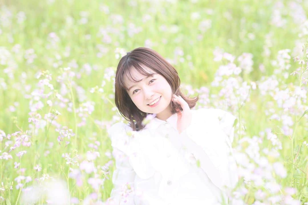 伊藤美羽のインスタグラム：「.  春らしい写真🤍  花粉症がちょっと辛いけど、 暖かくなってきて本当に本当に嬉しい！☀️」