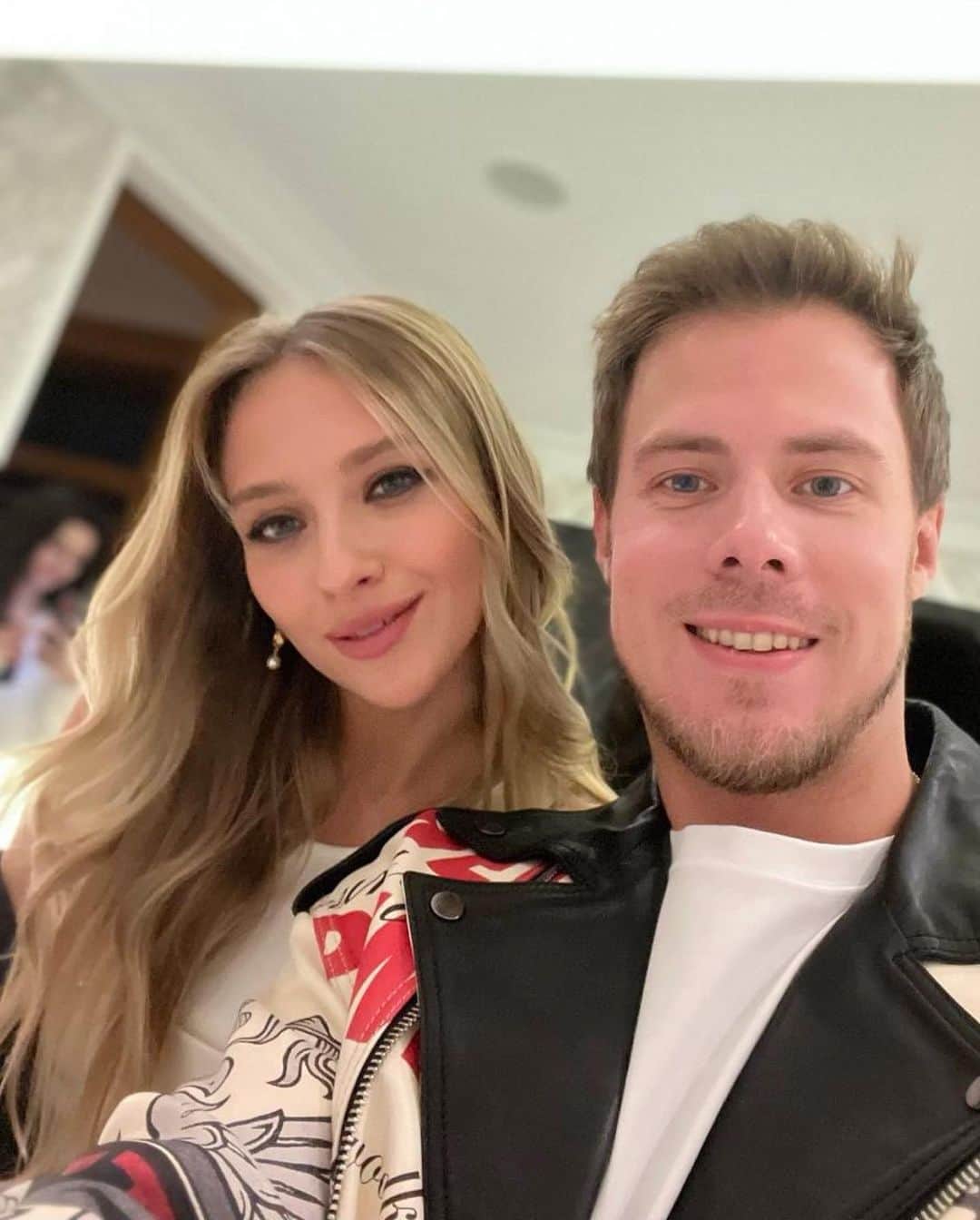 ニキータ・カツァラポフのインスタグラム：「Уже завтра состоится турнир шоу-программы «Русский вызов»! Мы вовсю готовимся, чтобы показать вам совершенно новый номер❤️  Поэтому все смотрим, 18 марта, на Первом, в 17:00! И до встречи в ДС «Мегаспорт» 🙌🏻」