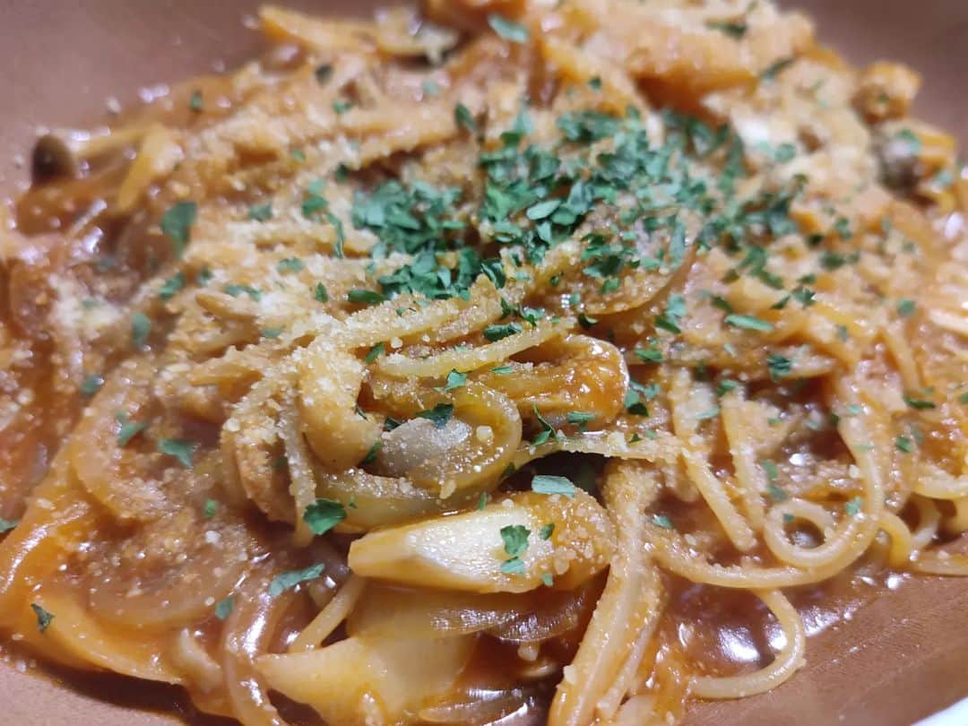 KEIのインスタグラム：「トマトジュースから作ったキノコとトマトソースパスタ(*´ω｀*) うまし！」