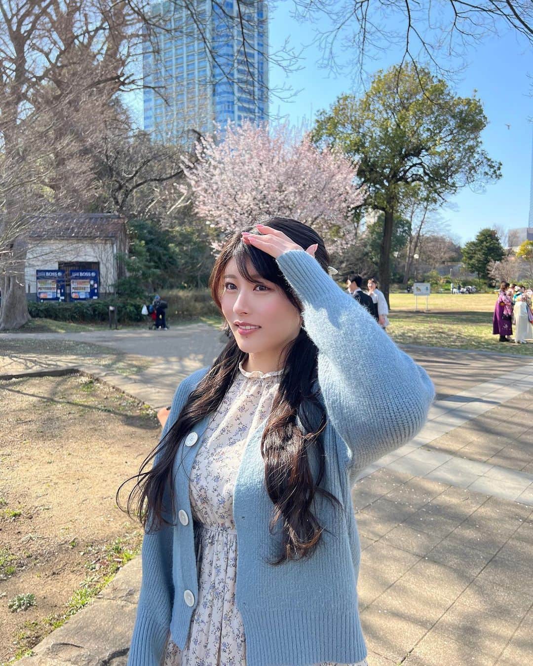 ちとせよしののインスタグラム：「ぽかぽか陽気の芝公園☀️ 眩しかった(´･∀･｀)  ピクニックしたよ~♡  #芝公園 #おしゃピク #カヌレ #ハーフアップアレンジ #shibapark」