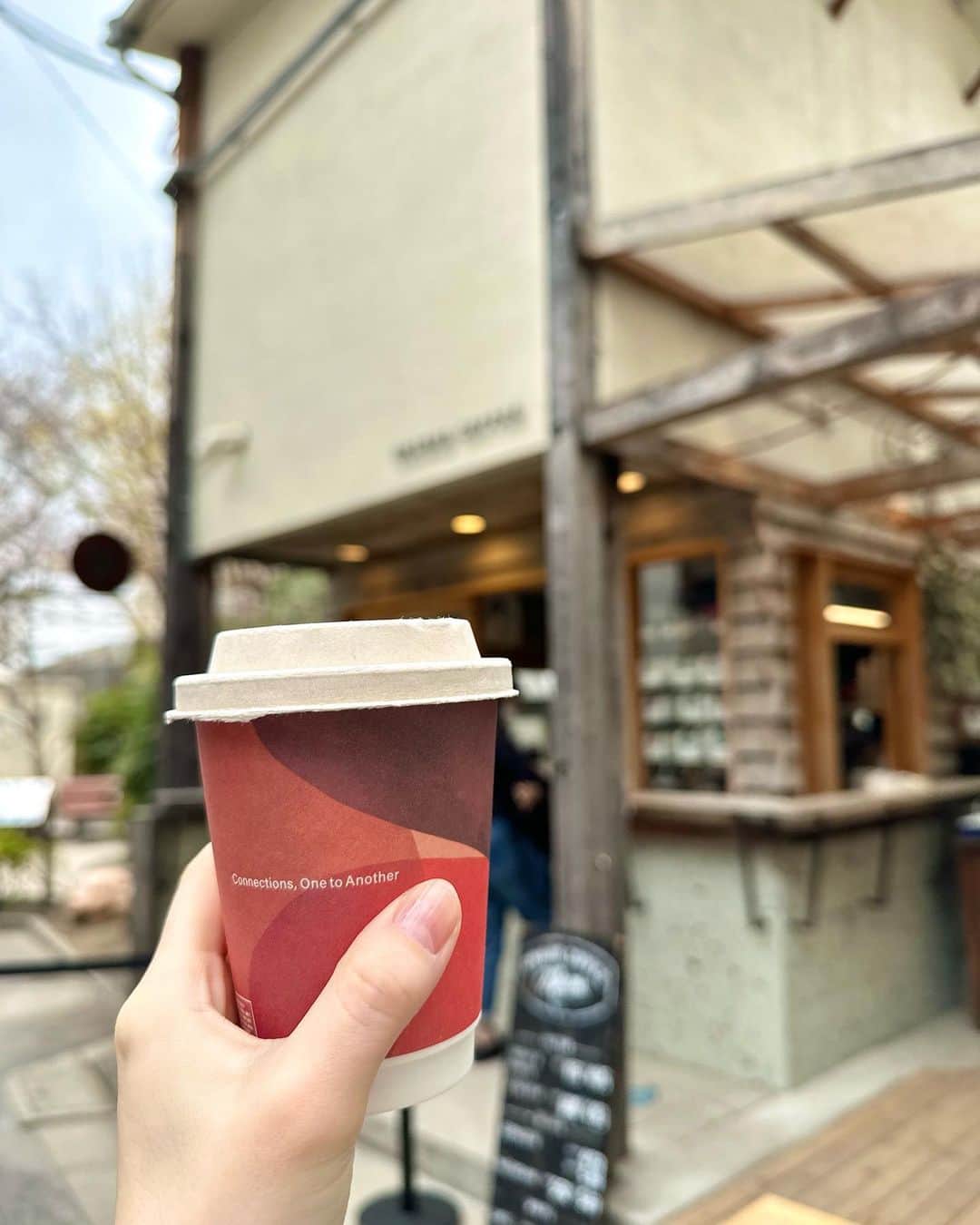 麻亜里さんのインスタグラム写真 - (麻亜里Instagram)「ヴィーガンマフィンやヴィーガンクッキーが買えるコーヒー屋さん☕️ @onibuscoffee   チョコドリンクもソイかオーツミルクに変更することができます♡ はぁ、、ありがたい🥹  ▽私が普段食べるおやつ達はこちら #麻亜里のおやつ」3月17日 19時43分 - maari.0108