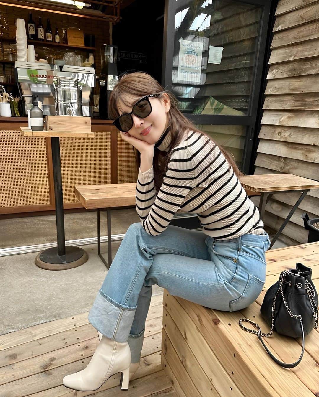 麻亜里さんのインスタグラム写真 - (麻亜里Instagram)「ヴィーガンマフィンやヴィーガンクッキーが買えるコーヒー屋さん☕️ @onibuscoffee   チョコドリンクもソイかオーツミルクに変更することができます♡ はぁ、、ありがたい🥹  ▽私が普段食べるおやつ達はこちら #麻亜里のおやつ」3月17日 19時43分 - maari.0108