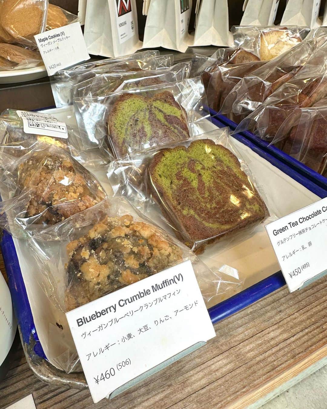 麻亜里さんのインスタグラム写真 - (麻亜里Instagram)「ヴィーガンマフィンやヴィーガンクッキーが買えるコーヒー屋さん☕️ @onibuscoffee   チョコドリンクもソイかオーツミルクに変更することができます♡ はぁ、、ありがたい🥹  ▽私が普段食べるおやつ達はこちら #麻亜里のおやつ」3月17日 19時43分 - maari.0108
