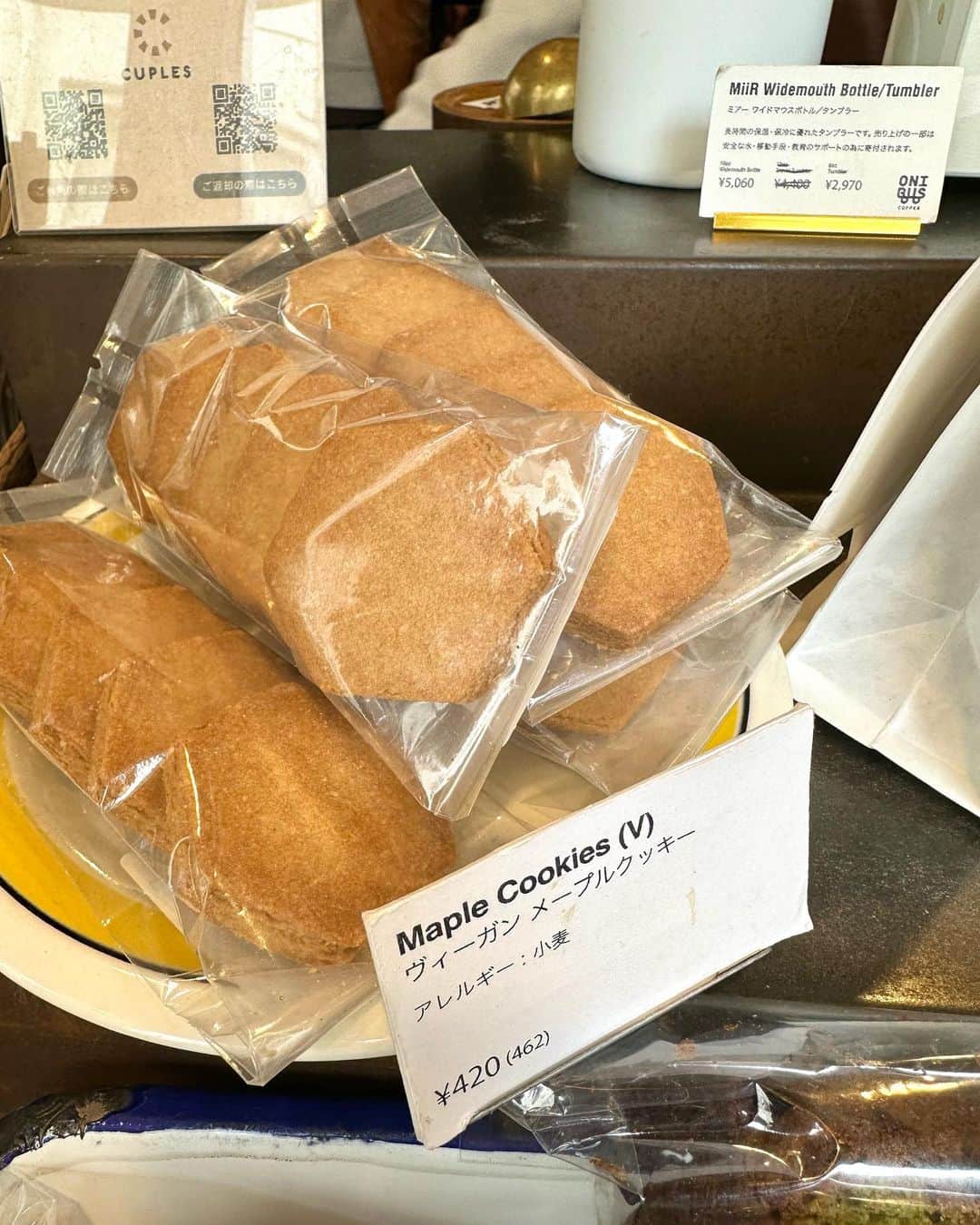 麻亜里さんのインスタグラム写真 - (麻亜里Instagram)「ヴィーガンマフィンやヴィーガンクッキーが買えるコーヒー屋さん☕️ @onibuscoffee   チョコドリンクもソイかオーツミルクに変更することができます♡ はぁ、、ありがたい🥹  ▽私が普段食べるおやつ達はこちら #麻亜里のおやつ」3月17日 19時43分 - maari.0108