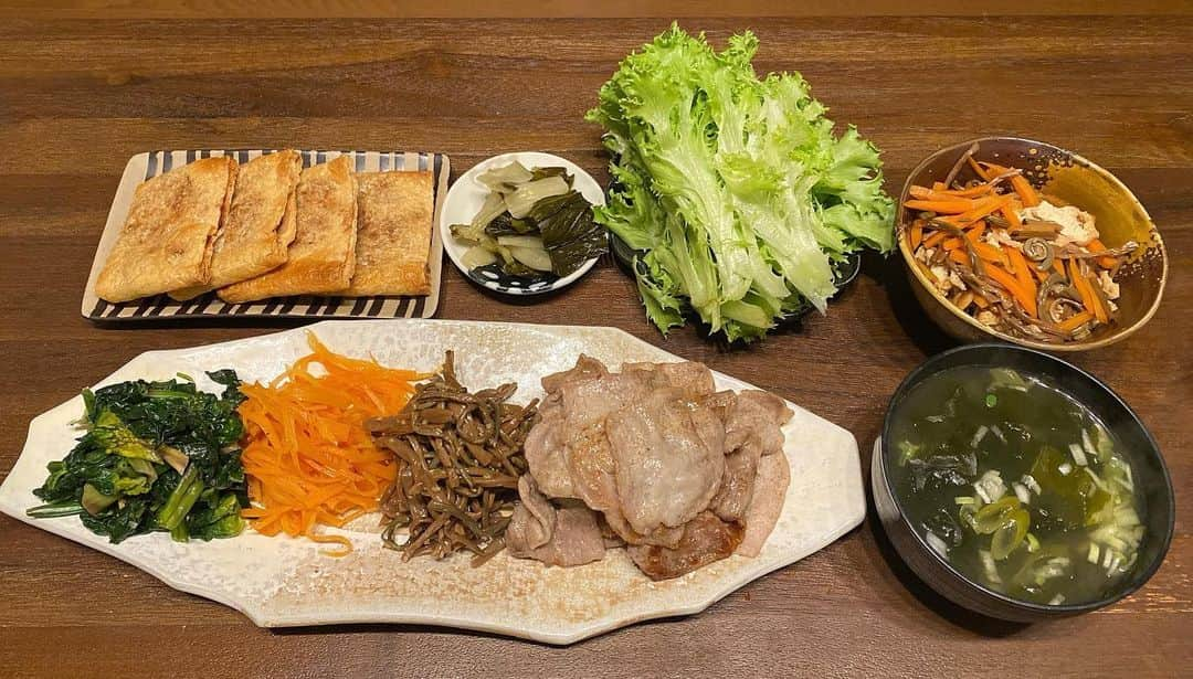 山崎ケイのインスタグラム：「🍽 ほうれん草・にんじん・ぜんまいのナムル 豚肉焼きwithフリルレタス わかめスープ 油揚げの納豆はさみ焼き ぜんまいの煮物 しゃくし菜のつけもの  #献立」