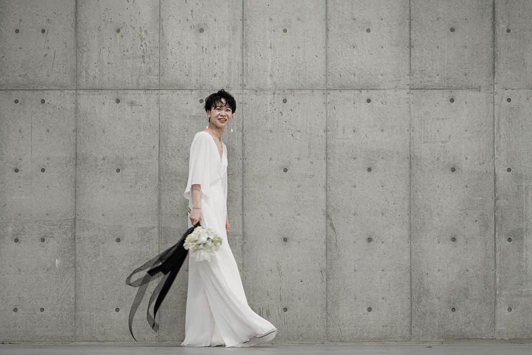 のインスタグラム：「・ 長身とショートカットを活かした自分らしいスタイルに🤍  dress:  @airebarcelona  WADDOX accessory @magnoliawhite_jewelry」