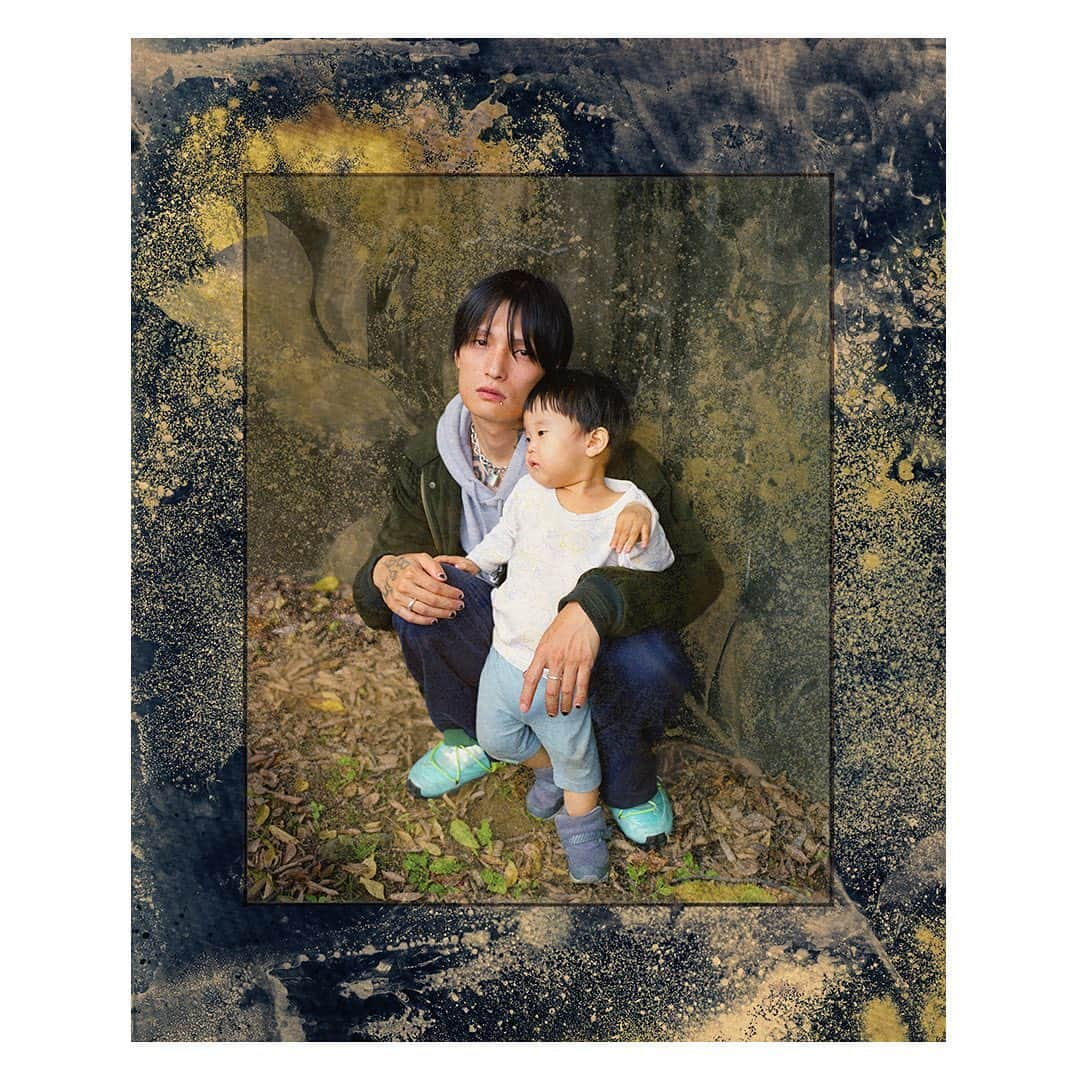 KAIHARA DENIMのインスタグラム：「『デニムを題材に好きなように写真を撮影してください。人に着用してもらっても、静物でもOKです。自由な発想でデニムを表現してください』。そんな依頼を受けて、次世代のフォトグラファーたちは何をどう撮るのか？連載第18回目はフォトグラファーの淵上 裕太さんです。  →詳細はトップページのリンクから  #kaiharamagazine #photographer #photography #kaihara #kaiharadenim #denim #jeans #pants #fashion #カイハラマガジン #カイハラデニム #カイハラ #ジーンズ#デニム #ファッション#次世代フォトグラファー #フォトグラファー #サイアノプリント #青写真」