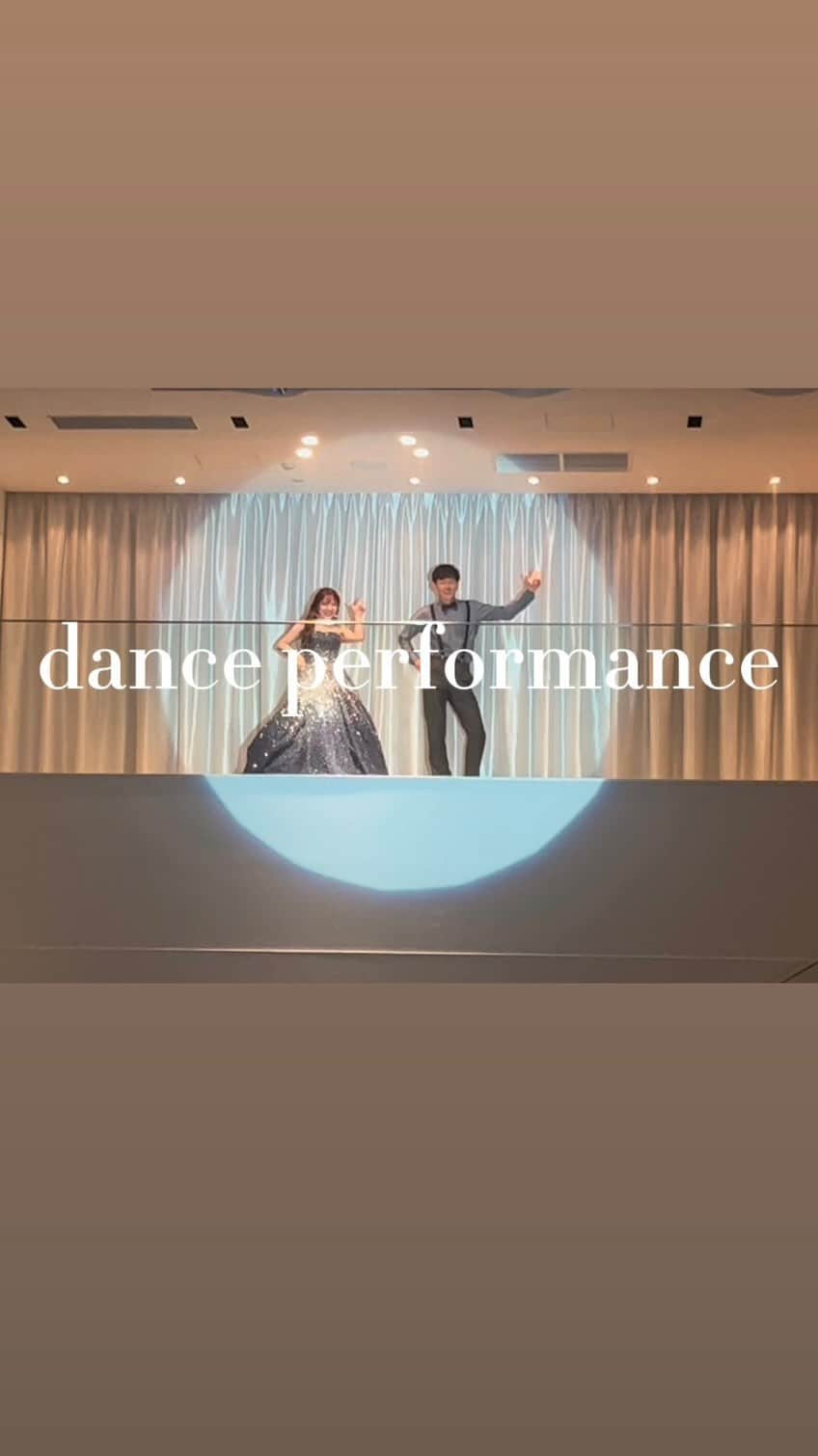 のインスタグラム：「ピークで叶うサプライズ入場🤭✨  @cocon.by.chloriscinq  @fiorebianca_wedding   ............................................................. 【2022年口コミ7年連続受賞】  \ゲスト満足度❤︎鹿児島県No.1/  ▪︎天空からまばゆい光が降り注ぐ 純白のチャペル ▪︎鹿児島中央駅・天文館から近い 鹿児島唯一の好立地 ▪︎完全貸切の空間で 特別感に包まれた心地よい1日を .......................................................... スタッフブログや 卒花レポート 会場見学 こちらからご覧いただけます♩  ▶︎ @thepeak_wedding トップページURLの 公式HPより、、、❤︎  #鹿児島#鹿児島花嫁 #ザピークプレミアムテラス #2023春婚 #2023夏婚 #2023冬婚 #wedding#ウェディング#家族婚ウェディング #親族婚 #親族結婚式 #少人数婚 #ウエディングブーケ #ナチュラルウエディング #大人ウエディング #花嫁さんの力になりたい #ウエディングフォト #おしゃれウエディング #カメラ #天文館 #コロナ対策 #ドレス迷子 #ブライダルヘア #結婚式アイディア #鹿児島結婚式#鹿児島結婚式場」