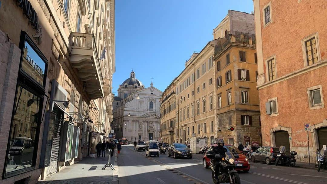 池内万作のインスタグラム：「散策中♪ #イケウチ家inrome」