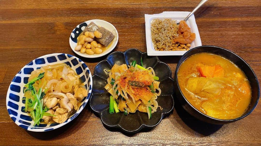 山崎ケイのインスタグラム：「🍽 鶏肉と玉ねぎと三つ葉の煮物 メンマともやしとネギの中華和え スープカレー こんにゃくと大豆の煮物 じゃこと梅干し納豆  仕事で教えてもらった業務スーパーのメンマ☝️安くて美味しい🫡 メンマの味が美味しいので、万能ネギとチンしたもやしと、少し塩胡椒したらあとはごま油だけで決まります👌  #献立 #納豆って皿に移す？」