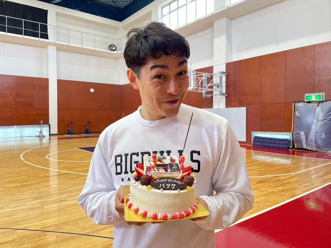 高畠佳介のインスタグラム：「33歳になりました！ たくさんのお祝いの言葉やメッセージありがとうございました！！今年もみんなに祝ってもらえて嬉しかったです🤣🤣  今はまだコートには立てませんが、絶対強くなって帰ります！！  明日はみんなで @iwatebigbulls 応援しましょう！！  @iwatebigbulls  #岩手ビッグブルズ #スベリバタケ #誰がや」