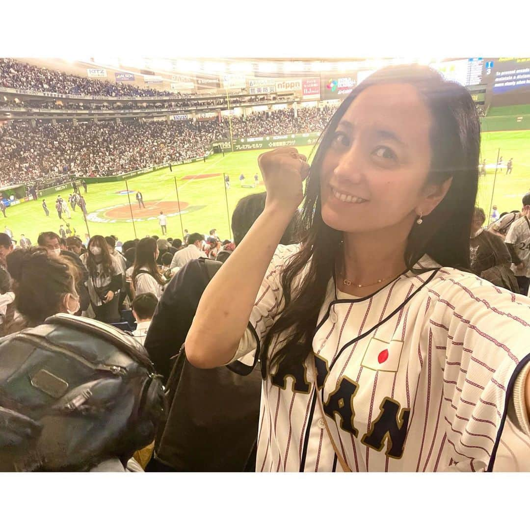 脊山麻理子のインスタグラム：「WBCの決勝ラウンド日本VSイタリア戦に行くことができました♡生大谷選手は、大谷翔平選手がアメリカに行く前の広島vs日ハムの日本シリーズで先発した時に観戦して以来2回目♡前回よりも、頼もしさが増していて、雄叫びや奇襲バント、仲間とのコミュニケーション等大谷ワールドを大堪能できました♡大谷選手が心より野球を楽しんでいて、甲子園や青春を観ているようで観ていて私も最高に楽しかったです♡ヌードバー選手が出てくるとヌーって歓声が上がるのも面白かった♡吉田選手&岡本和真選手のホームランも観られたし、最高のチーム♡世界一獲って来てください♡ #WBC #毎大会観に行ってる #決勝ラウンド #生観戦 #東京ドーム #大谷翔平 #ヌードバー #ヌー」