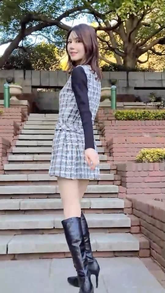 のインスタグラム：「👐🏻 このワンピース可愛いでしょ♡？ ツイード大好き😘  ダーリッチの🫶 @darich_official   .  #darich#ダーリッチ#大阪#大阪モデル#関西モデル#フリーモデル#後ろ姿#見返り美人#美脚#ロングブーツ#絶対領域#ミニ丈#ミニワンピ#ツイード#ツイードワンピース #春服#モデル体型#骨格ウェーブ#モノクロコーデ#モノトーンコーデ #春コーデ#細身#スレンダー#スリム#韓国服#韓国ファッションコーデ #韓国服通販 #韓国ファッション通販 #後ろ姿美人 #後ろ姿シリーズ」