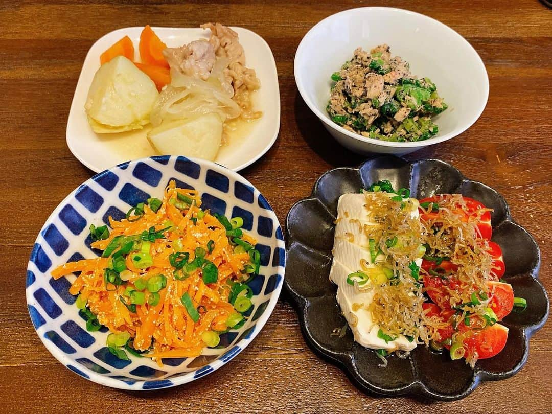 山崎ケイのインスタグラム：「🍽  塩肉じゃが ゴーヤとツナの麺つゆ和え 明太子にんじん とうふとトマトのカリカリじゃこ乗せ  #献立」