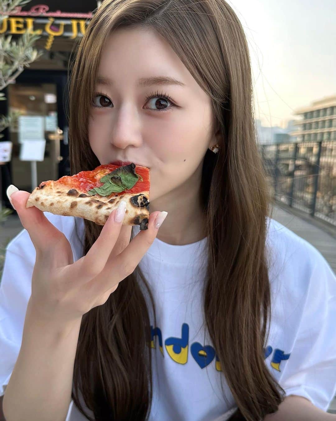 石崎日梨のインスタグラム：「⁡ Tシャツ日和でした~🫠☀️ ⁡ お散歩体験してきたよ🐶　 親友のおうちの子🐶」