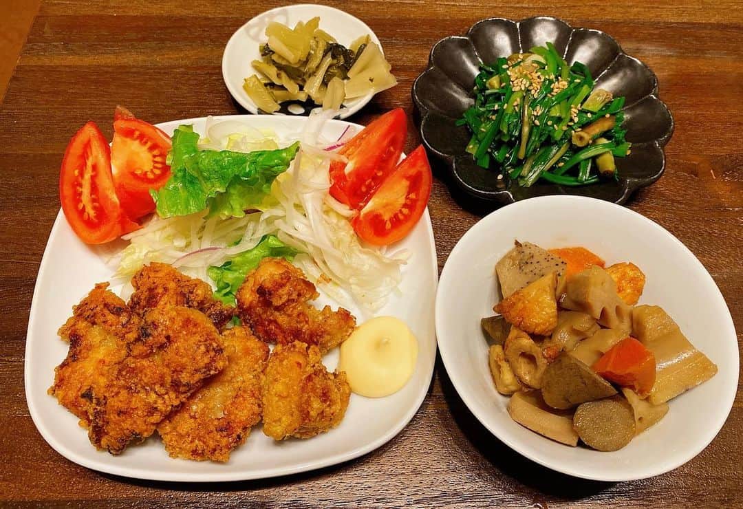 山崎ケイのインスタグラム：「🍽 鶏の唐揚げ 根菜とちくわの煮物 せりのおひたし しゃくし菜の漬物  #献立」