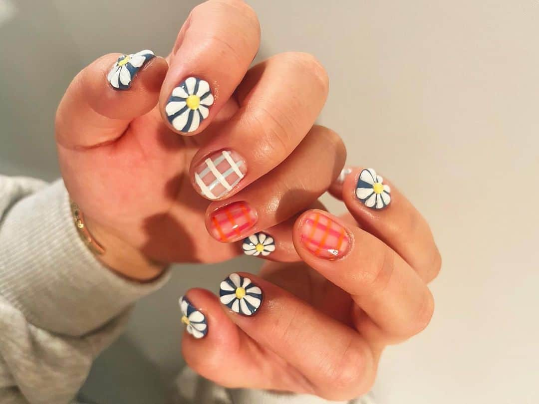 優宇さんのインスタグラム写真 - (優宇Instagram)「_ おててに春🌼🌷💐 #nail #nailart #spring」3月18日 5時26分 - yuustagram719