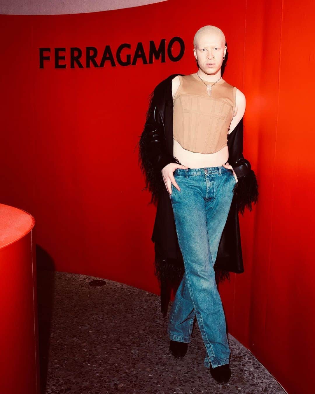 ショウン・ロスのインスタグラム：「FERRAGAMO RED @ferragamo #ferragamo  Necklace custom by @kizzmetjewelry」