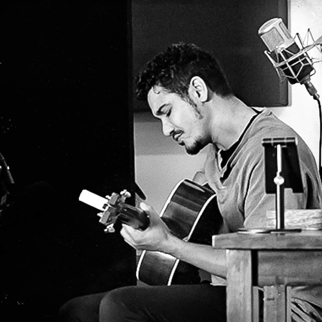 エリス・ガベルのインスタグラム：「Filling out the Ep 🎶 🎙  . . . #friday #elyesgabel #newmusic」