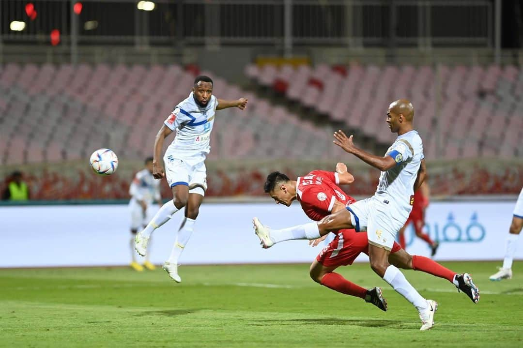 オスカル・デュアルテのインスタグラム：「We tried until the end but we couldn’t get the victory. Still, happy to help my team with a goal. ⚽️ Let's continue @alwehdaclub1 ! 🔴⚪️ ___ Lo intentamos hasta el final pero no pudimos conseguir la victoria. Aún así, contento por poder ayudar a mi equipo con un gol. ⚽️ ¡Sigamos #Alwehda ! 🔴⚪️」