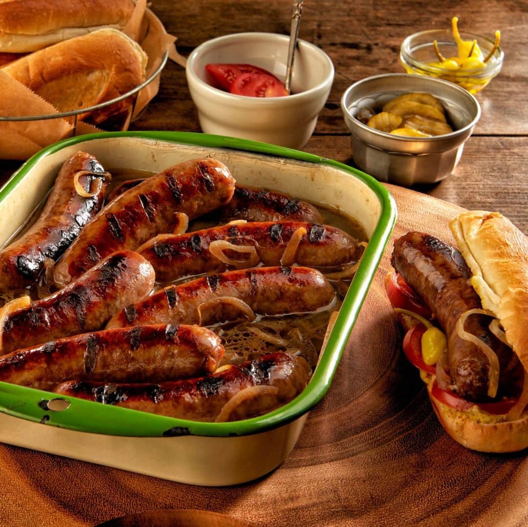 ジョンソンヴィルのインスタグラム：「Forget the pot of gold, reach for that pot of sausage. Happy #StPatricksDay sausage fans. Share those lucky recipes and we'll throw 'em in our stories ☘️🌭  #happysaintpatricksday #sausage #betterwithsausage #johnsonville」