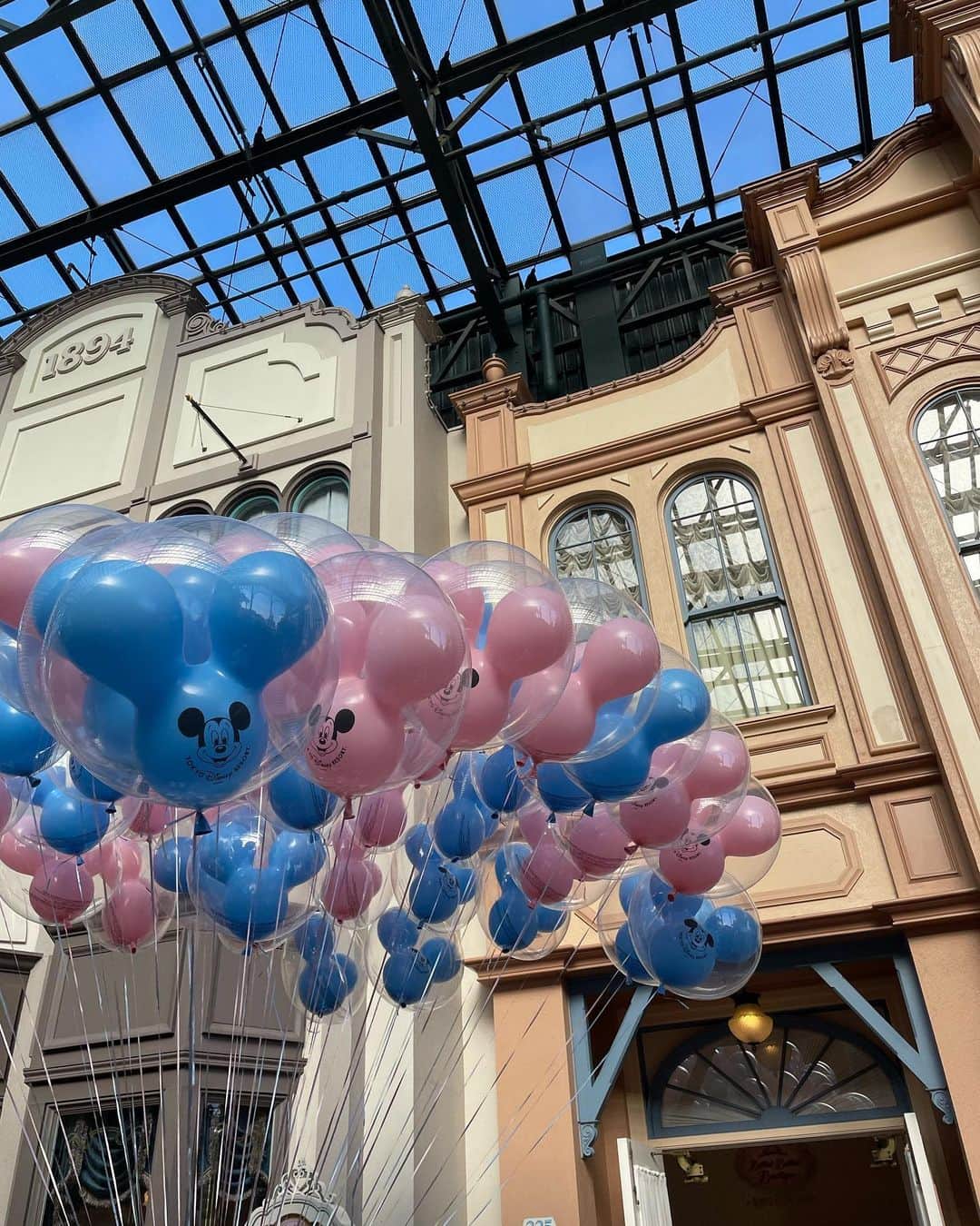 山岸理子のインスタグラム：「* 💧🎀🏰🐭🎈 ⁡ まだ寒い時期親友と行ってきたよー‪🫶🏻 ⁡ #tsubaki_factory #山岸理子 #夢の国 ⁡ ⁡」