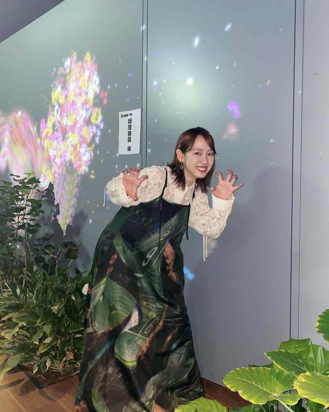 飯窪春菜のインスタグラム：「🦁🌴  先日収録させて頂いたDMMTVスペシャル、楽屋前がバーーーーっとチームラボみたいになっていました🪞✨  チームラボは、ずっと前に和田彩花ちゃん、中川翔子さんとそれぞれ遊びに行ったことがあります☺️ 懐かしの写真も載せよ〜っと🌸  久しぶりに行きたくなりました〜😆✊🏻💓  #DMMTV #チームラボ #teamlab」
