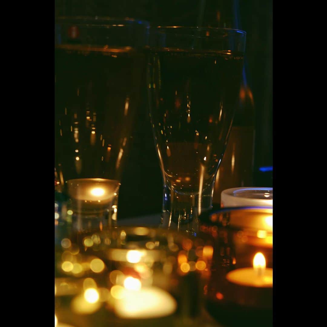 小関裕太さんのインスタグラム写真 - (小関裕太Instagram)「iittala × yutakoseki 2023 (9)  遠くで夜の音がする。  どこからが夜なのか。 決めるのは僕なのか。 夜の合図を待っている 境を歩いて、光に挟まれる  グラスにシャンパンを注ぐ。  グラスの側面を沿って  音がはじける。  もう夜だよ  夜の音がする。  ---------  @iittala　 @iittala_japan #イッタラ  #oivatoikka #トキ   #タピオ ゴブレット  #Valkea #Kivi   #yutakoseki #小関裕太 #pr」3月17日 21時59分 - kotobanoamarinaitokoro