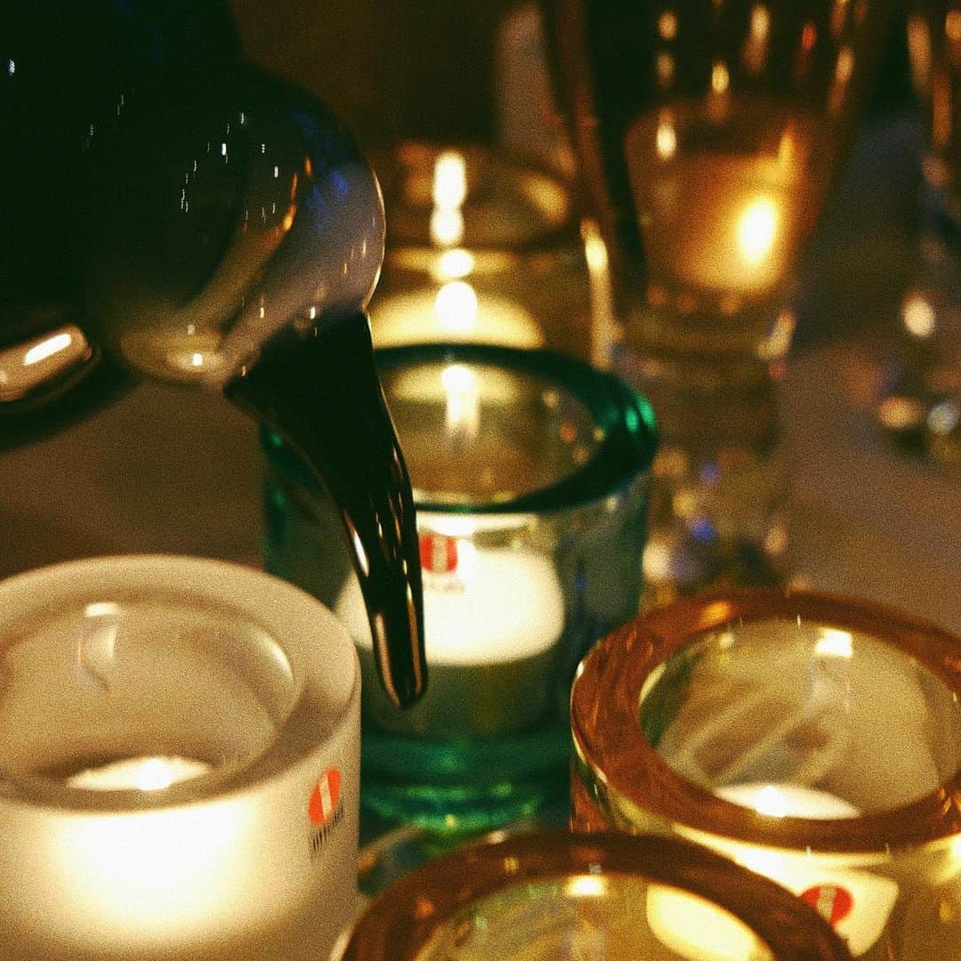 小関裕太さんのインスタグラム写真 - (小関裕太Instagram)「iittala × yutakoseki 2023 (9)  遠くで夜の音がする。  どこからが夜なのか。 決めるのは僕なのか。 夜の合図を待っている 境を歩いて、光に挟まれる  グラスにシャンパンを注ぐ。  グラスの側面を沿って  音がはじける。  もう夜だよ  夜の音がする。  ---------  @iittala　 @iittala_japan #イッタラ  #oivatoikka #トキ   #タピオ ゴブレット  #Valkea #Kivi   #yutakoseki #小関裕太 #pr」3月17日 21時59分 - kotobanoamarinaitokoro