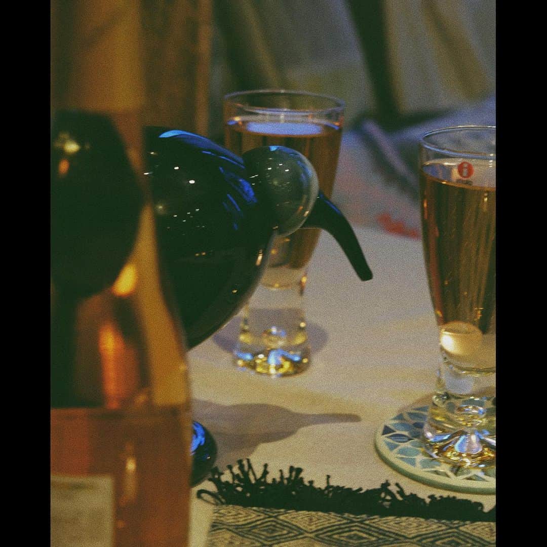 小関裕太さんのインスタグラム写真 - (小関裕太Instagram)「iittala × yutakoseki 2023 (9)  遠くで夜の音がする。  どこからが夜なのか。 決めるのは僕なのか。 夜の合図を待っている 境を歩いて、光に挟まれる  グラスにシャンパンを注ぐ。  グラスの側面を沿って  音がはじける。  もう夜だよ  夜の音がする。  ---------  @iittala　 @iittala_japan #イッタラ  #oivatoikka #トキ   #タピオ ゴブレット  #Valkea #Kivi   #yutakoseki #小関裕太 #pr」3月17日 21時59分 - kotobanoamarinaitokoro