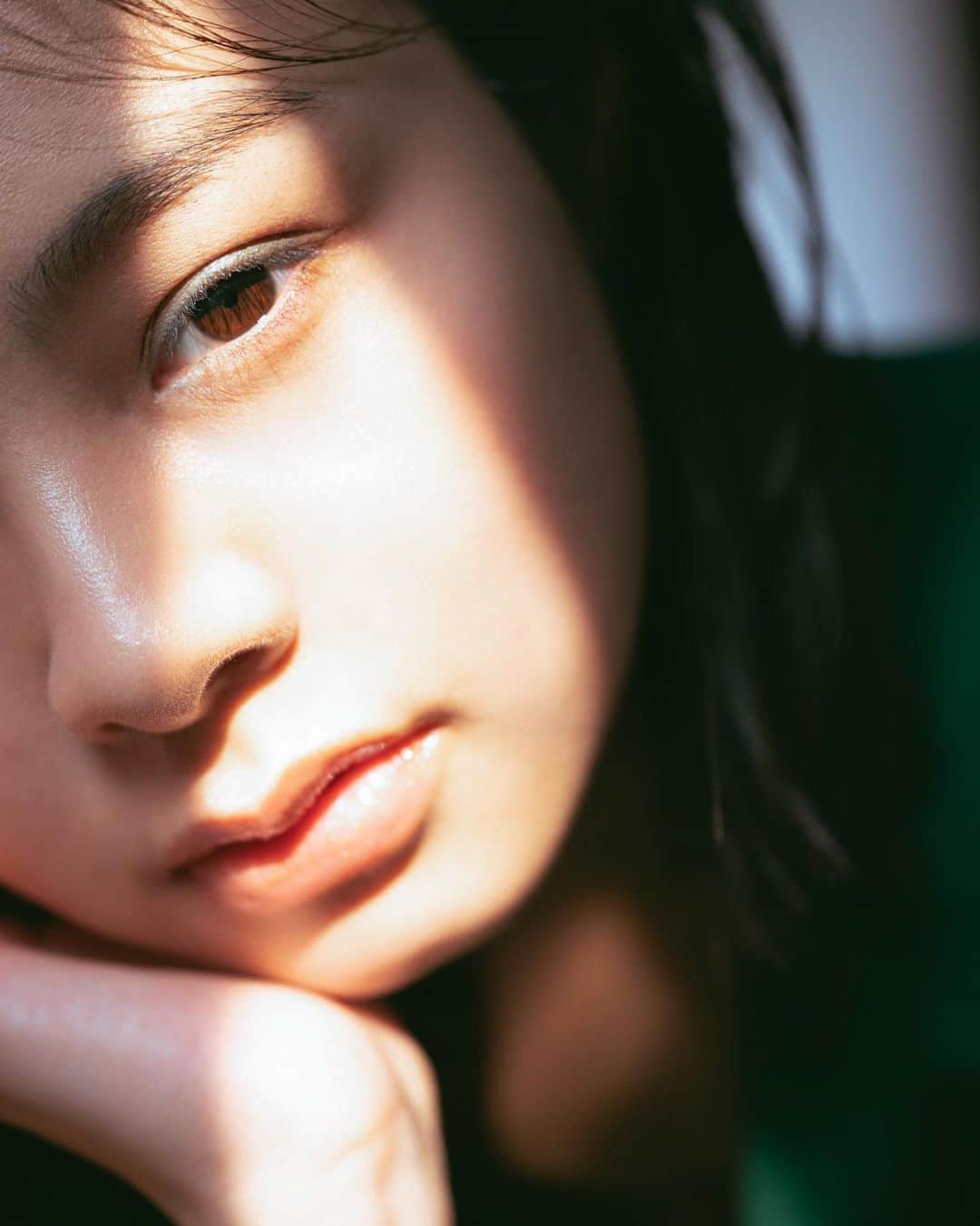 酒井貴弘のインスタグラム：「今日は本間日陽ちゃん出演の舞台 「女の子ものがたり」を観劇させていただきました。 笑いもあり、人生を考えさせられたり素敵な舞台。 舞台での日陽ちゃんもとっても素敵でした！  写真は前に日陽ちゃんと作品撮りした時のを久しぶりに投稿。」