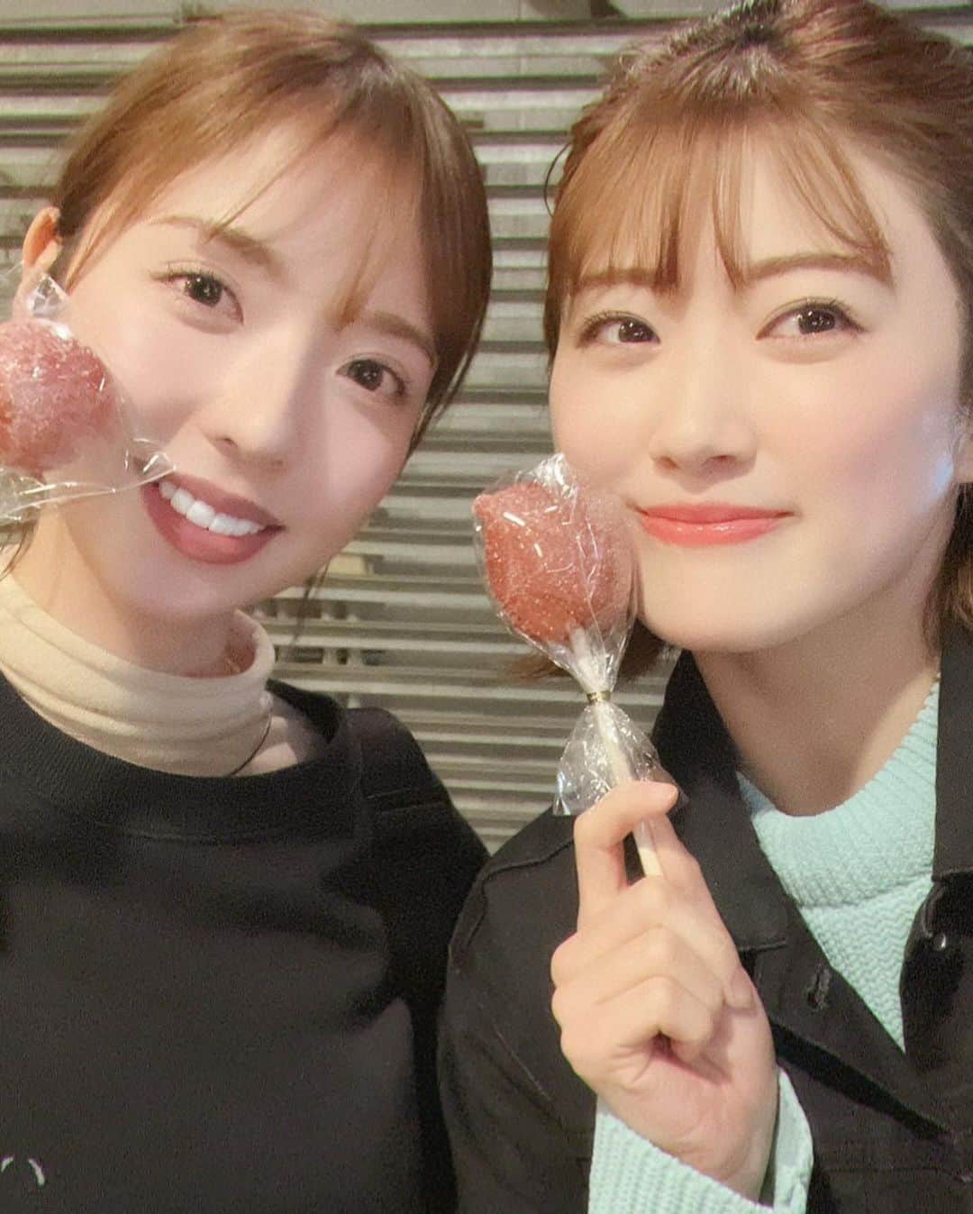 のインスタグラム：「🍎 沢山お話して沢山笑った😊 お買い物もして、アクセサリーひなちまに選んでもらいました✨ 相変わらず仲良しですっ またすぐねーっ☺︎  このタートルの服はマイフレンドりょこたんのお洋服😍 @ryokoak45  一枚でも重ね着でもかわいい！！ ありがとう😊」