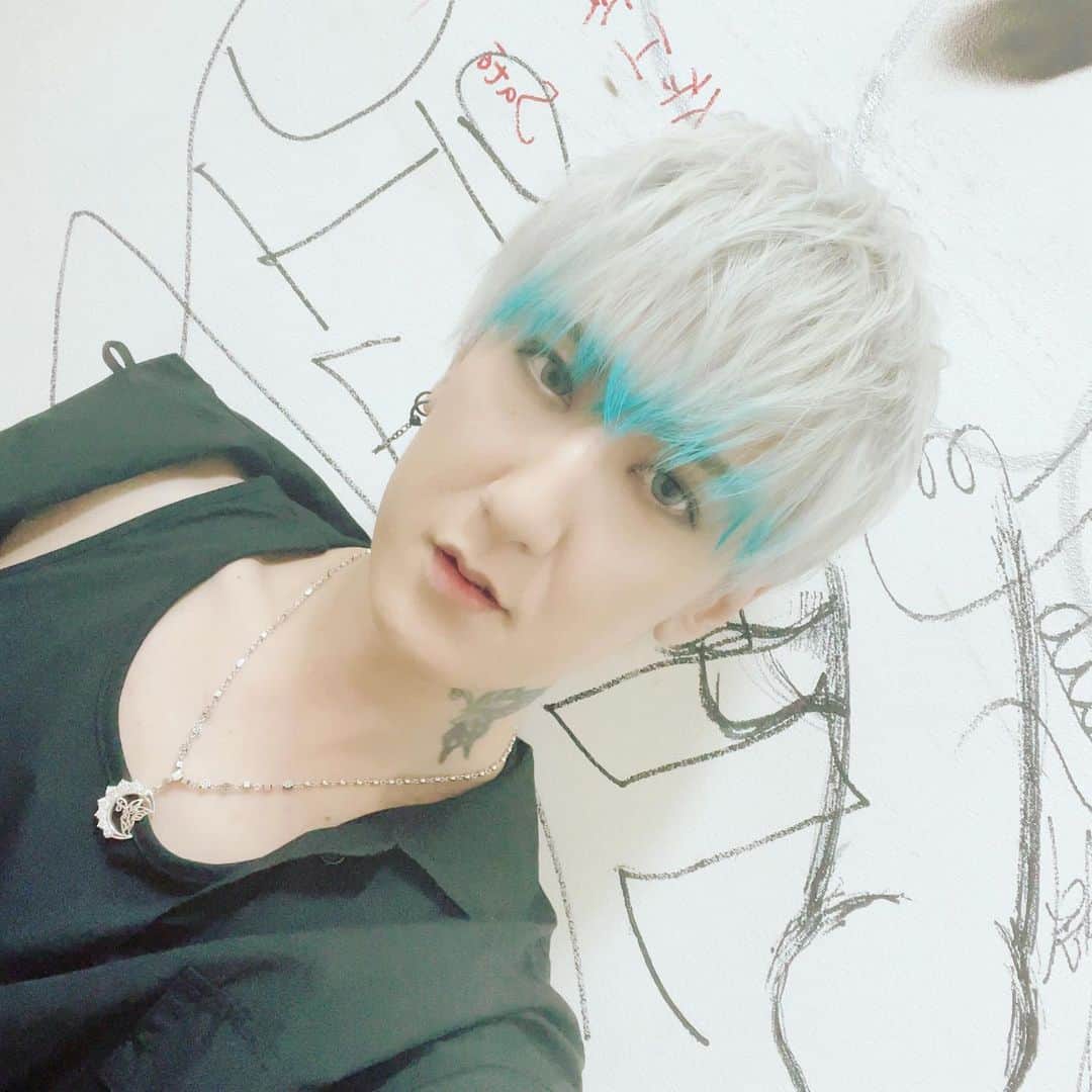 のインスタグラム：「317！ ライブでした！ 来てくれたみんなありがと！今日も楽しかったな！声も聞こえてきてテンション上がるな  やっと本来のライブに戻ってきたかなって感じ。10何年前からやってる曲は今も変わらずカッコ良く出来る事が凄く誇りだわ。  次は仙台のインストアイベント。そしてツアーも始まるからどっちも楽しみにしてて！」