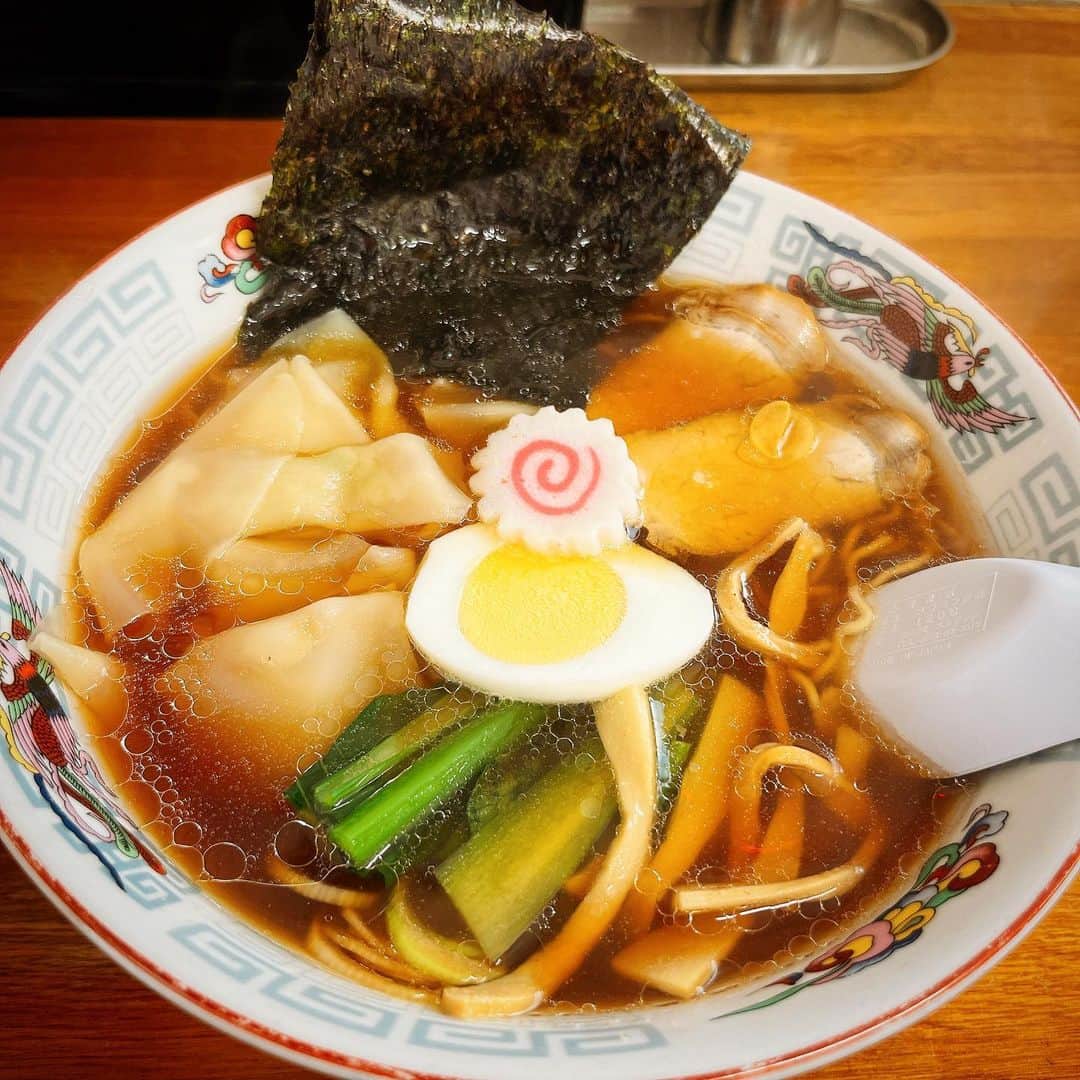 吉岡麻由子のインスタグラム：「#天竜二俣 #ホームラン軒 ⁡ #昼食#ワンタン麺#餃子 ⁡ うーーーまいっっ#😋  #🍜#🍥#🥟」