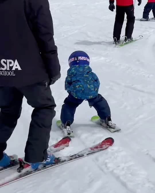 森麻季のインスタグラム：「🎿  今シーズンは4歳の長男がスキーデビューをし、ニセコ、軽井沢、湯沢と3ヶ所行きました  結構スピードも出すし親の方がドキドキしますが本人はスキーが楽しくて仕方がないみたいです 来シーズンはどこに行けるかなぁ  1歳1ヶ月の次男はまだ雪はおっかなびっくり 来シーズンはキッズパークを堪能してもらえたら嬉しいです  #スキー  #🎿 #私も20年ぶりくらいに滑りました #早くも長男に抜かされそうです #家族旅行 #ファミリースキー  #4歳 #年少 #1歳 #1歳1ヶ月」