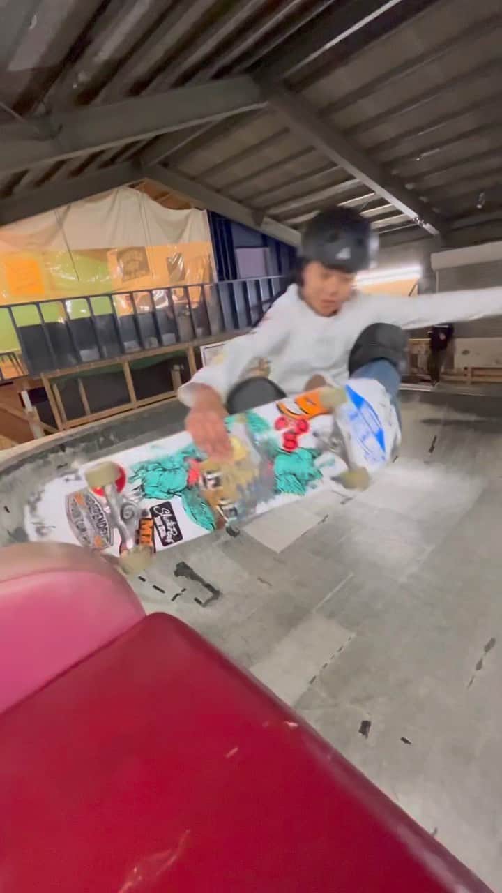 開心那のインスタグラム：「touch🛋️💨 🎥 @_keigo210_ & @ayumu0402hashimoto   @vans @vansskate @vansskateapac @vansjapan @welcomeskateboards @spitfirewheels @187killerpads @triple8nyc @independenttrucks @bonesbearings @jessupgriptape @mbm_parkbuilders @hotdoggeryesso」