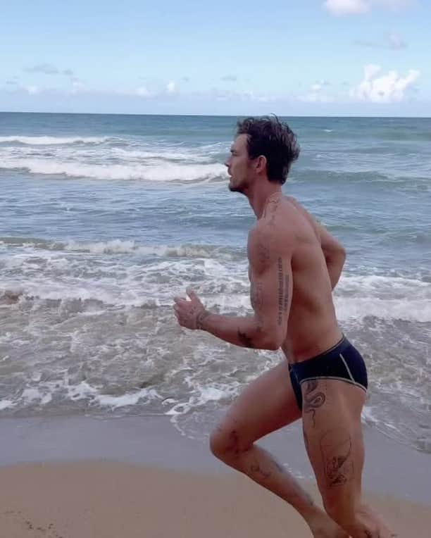 ツーイグジストのインスタグラム：「Feel the burn with your beach workout. #2xist #lightning」