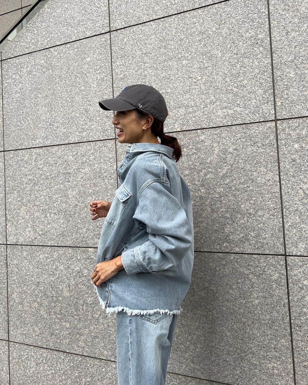 eiko kagamiのインスタグラム：「いよいよ明日の夜！ 楽天LIVEに初参加させて頂きます♡ @sandlessmoon   20:00-20:30🌙 大人気で完売したデニムジャケットの販売です!!👏  ライブ配信中の画面に、ご視聴のお客様限定3,000円OFF クーポンが配布されてそのままお買い物ができちゃいます😍  ※先着100名様です！ ※アーカイブも翌日3/19（日）9:59まで残ります🙇‍♀️  是非お得にGETしてください🤤🫶 まゆみさんとわくわく♡楽しみにお待ちしております😍✨  ご視聴先URLなどの詳細は@sandlessmoon アカウントの ストーリーハイライトに載っていますので是非です♡ . . . . . . #sandlessmoon #デニム #デニムジャケット#大人カジュアル #カジュアルコーデ#アラフォーコーデ #ママコーデ#高身長コーデ#168cm#楽天ライブ」
