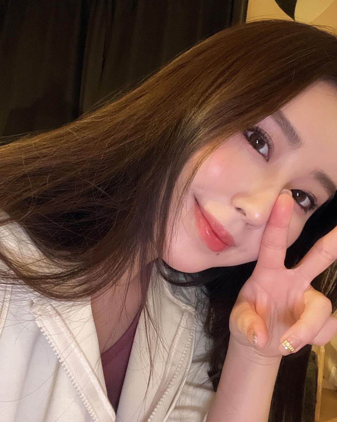 八尋莉那のインスタグラム：「お元気ですか？桜の時期ですね🌸 私はピラティスに通い始めました🤸 身体を動かすって気持ちがいい！ ずーっと筋肉痛です笑 身体に優しそうな動きですが結構効いている😤 可愛いウェアを探しているの💘形から入るタイプ😙 ・ #ピラティス#ヨガウェア#スポーツ#運動#趣味#カメラ女子#写真#写真好きな人と繋がりたい#お家時間#iPhoneカメラ#撮影#ポートレート#ポートレート撮影#ポトレ#ポトレ女子#モデル#写真好き#インテリア#お部屋#selfie#ストレートヘア#ロングヘア#アワーソングスクリエイティブ#ケイダッシュ #flowers#photography#model#longhair#followme#photo」