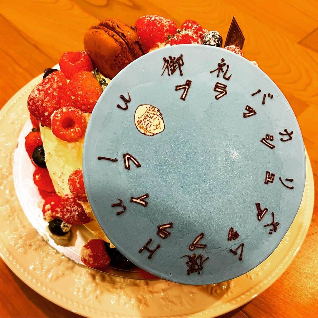 バカリズムのインスタグラム：「Huluさんからケーキをいただいた。」