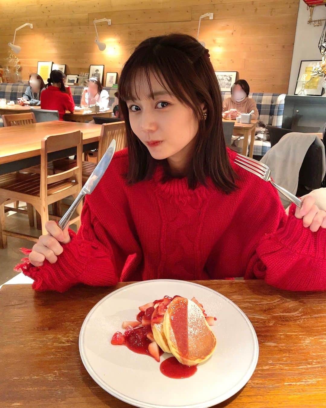 杉浦みずきのインスタグラム：「. 赤っ🍓💄🍄🎸❤️  #パンケーキ食し顔」