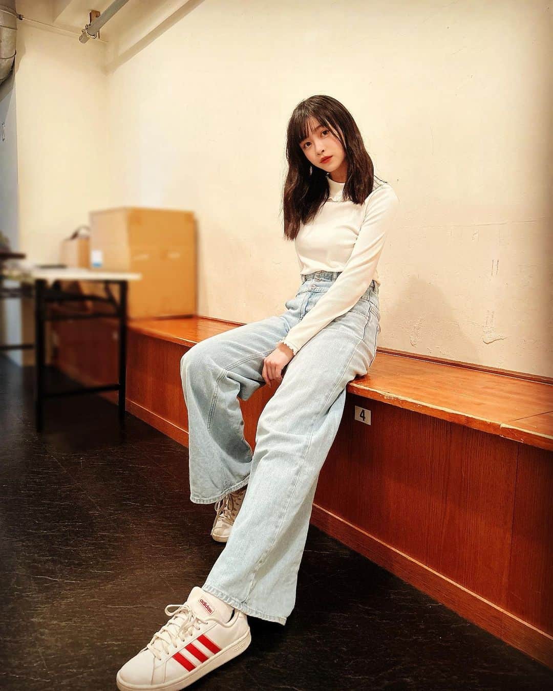 のインスタグラム：「😌🤟 . .  #PiXMiX #アイドル #ピクミク #偶像 #春 #かわいい #お気に入り #黒 #black #ストレート #白 #コーデ #ファッション #winter #白コーデ #ブーツ #ベレー帽 #fashion #code #my #favorite #costume #pastel #jk #sjk #pants #White  #hair #高校生」